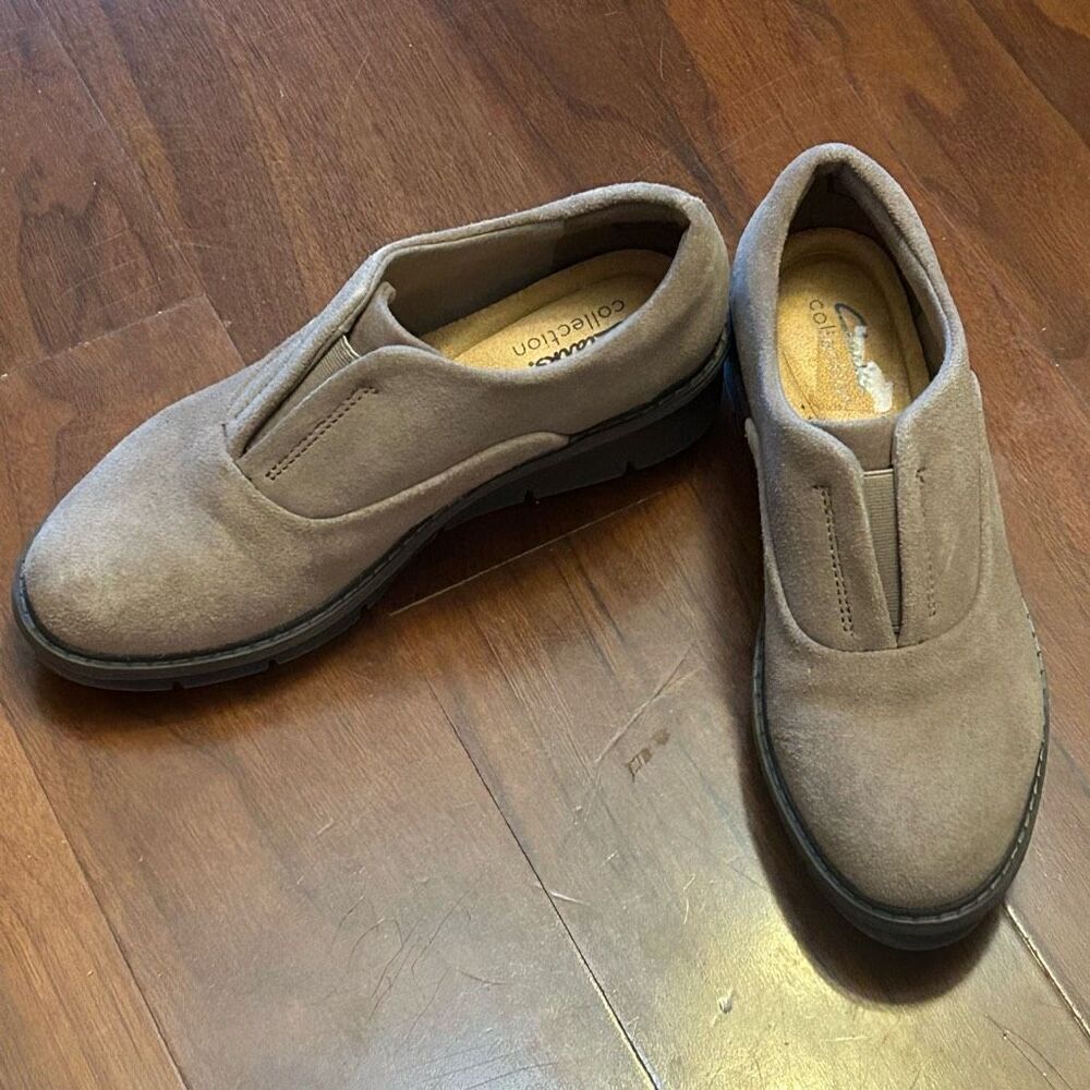 Clarks Collection women's Airabella Sky Slip-on Pebble Suede Gris-Beige Loafer s
